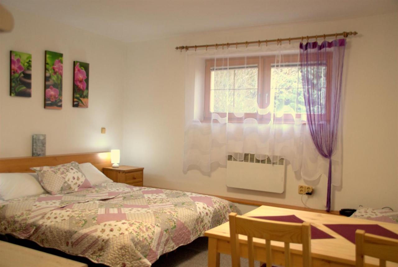 Privat Nika Hotel Zavazna Poruba Luaran gambar