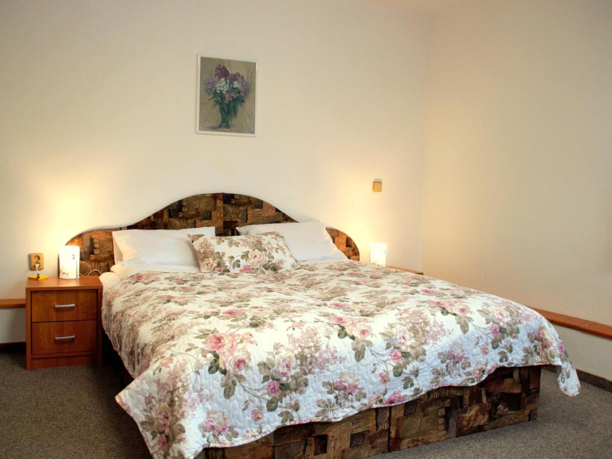 Privat Nika Hotel Zavazna Poruba Luaran gambar