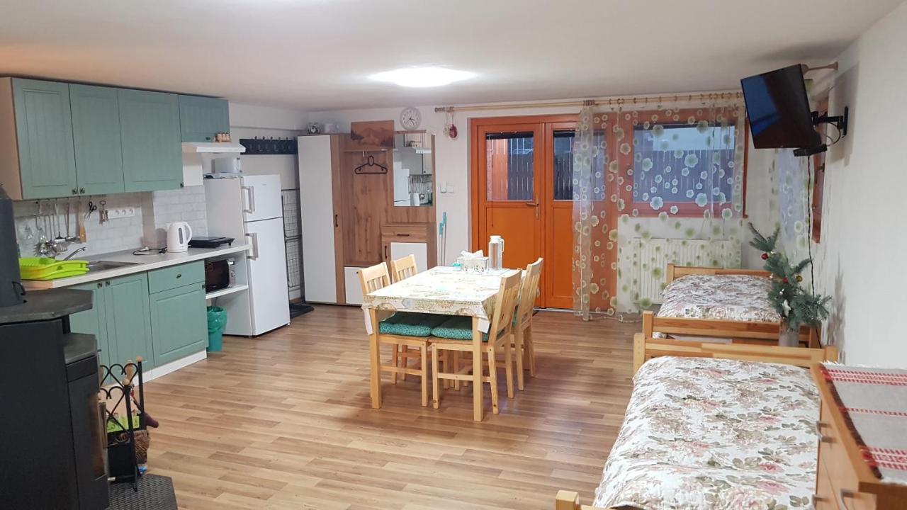 Privat Nika Hotel Zavazna Poruba Luaran gambar